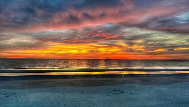 A beach with a sunset. - 3 min walk to beach! (Jekyll Island)