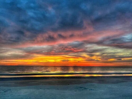3 min walk to beach with bikes!