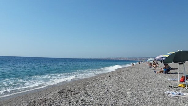 A pebble beach with umbrellas and people. - Tranquil retreat close to beach Taormina. Double room in 1800's casale with pool (Mascali)