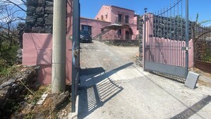 A gated entrance to a building with a stone wall and a metal gate. - Tranquil retreat close to beach Taormina. Double room in 1800's casale with pool (Mascali)