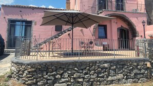 A pink building with a stone wall, a staircase, and outdoor furniture. - Tranquil retreat close to beach Taormina. Double room in 1800's casale with pool (Mascali)