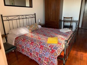 1 quarto, escrivaninha, Wi-Fi de cortesia, roupa de cama