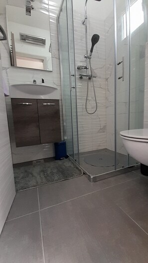 Dusche, kostenlose Toilettenartikel, Haartrockner, Handtücher