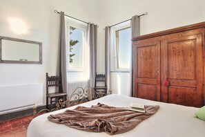 5 Schlafzimmer, Zimmersafe, Schreibtisch, Bügeleisen/Bügelbrett