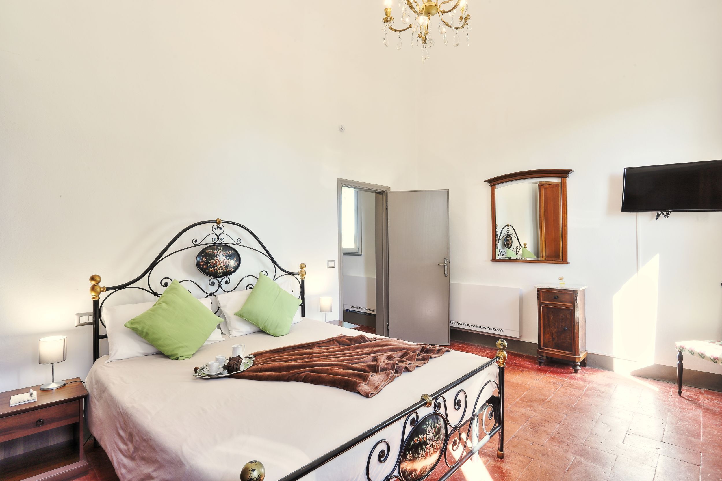 5 bedrooms, in-room safe, desk, iron/ironing board