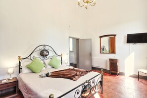 5 Schlafzimmer, Zimmersafe, Schreibtisch, Bügeleisen/Bügelbrett