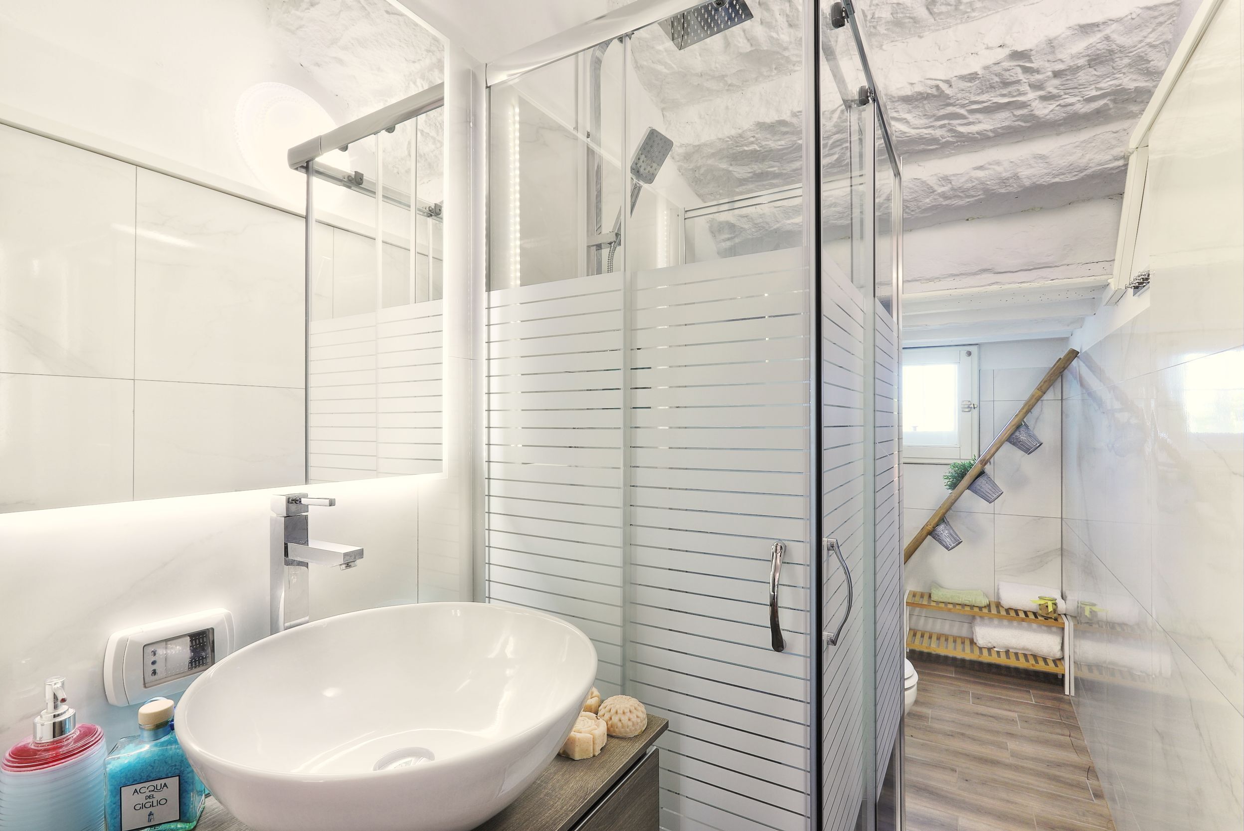 Bruser, hårtørrer, bidet, håndklæder