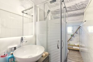 Dutxa, assecador de cabells, bidet i tovalloles 
