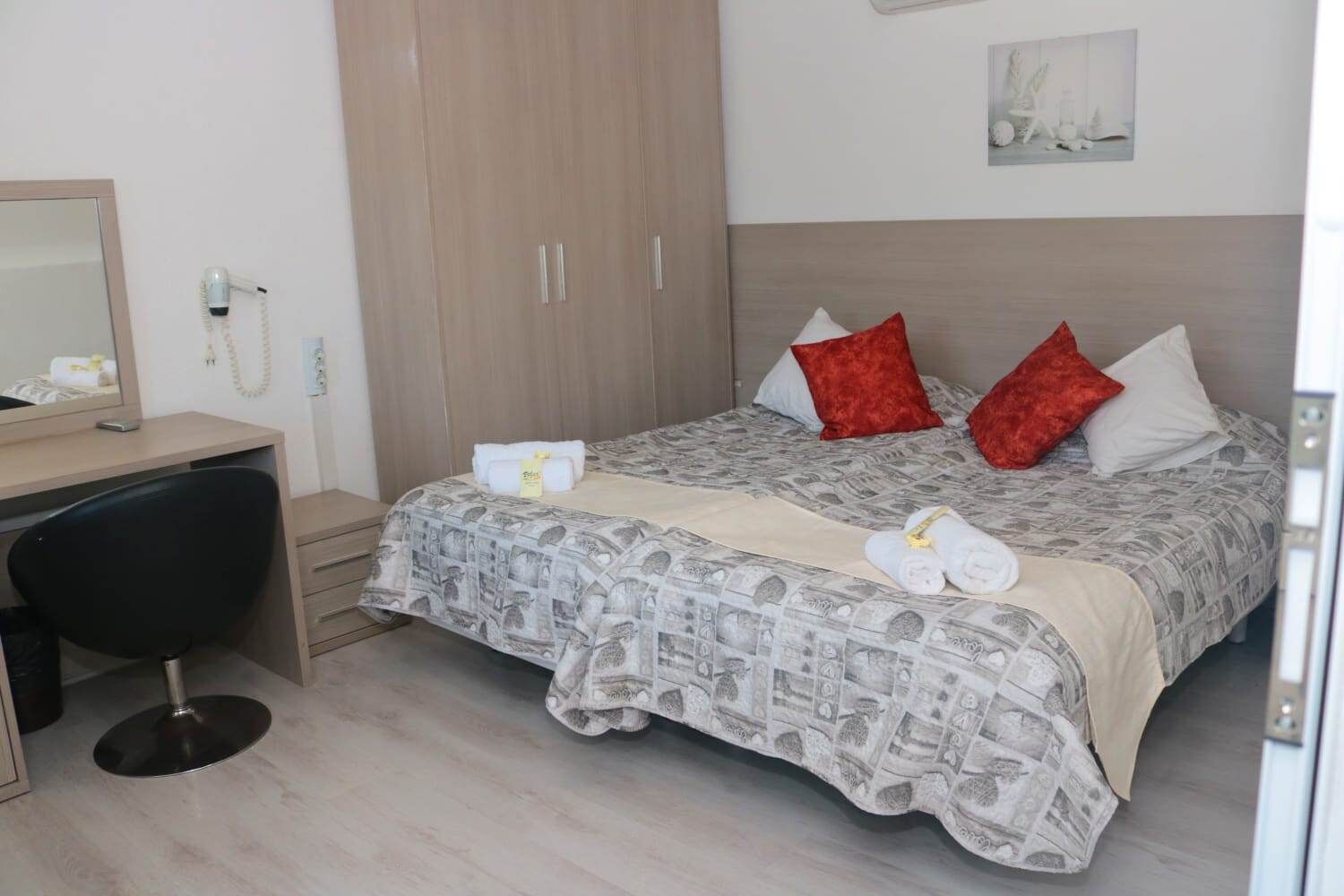 3 bedrooms, in-room safe, desk, travel crib