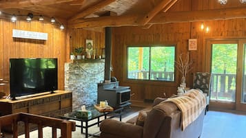 TV connectée, cheminée, livres