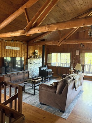 Smart TV, fireplace, books - Timber Frame Country Retreat. 
Close to Ark Encounter, Creation Museum and Cincy (union)