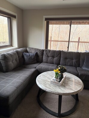 Smart TV, fireplace, books - Timber Frame Country Retreat. 
Close to Ark Encounter, Creation Mus.-Entire Home (union)