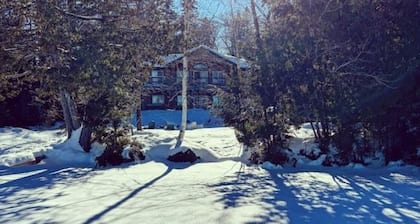 Casakim Lakehouse - 5 Bedroom Lakefront Cottage