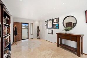 Interior - Bnbbooking - Burleigh Oasis, heated Spa (Gold Coast)