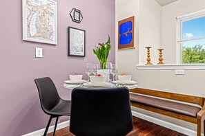 Dining - Big bang in a little boxx (Warren)