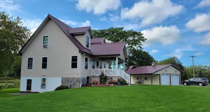 Amish Built 3-bed Farmhouse with high-end Modern upgrades. 5-min to Medina, NY.