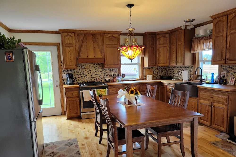 Amish Built Farmhouse with high end Modern upgrades. Five min to Medina, NY.