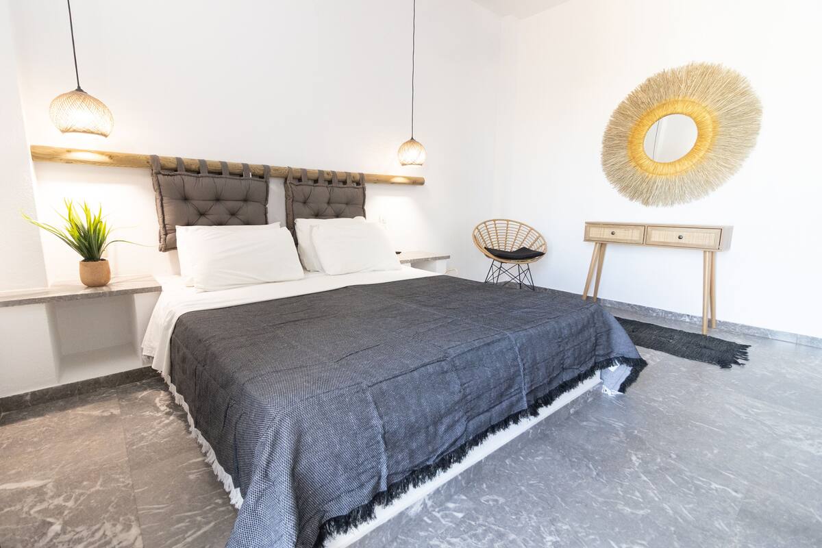 Deluxe Double Room | Blackout drapes, iron/ironing board (on request), WiFi (free)