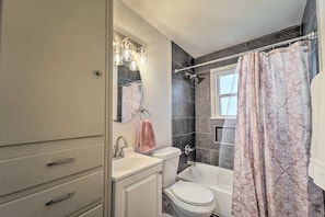 Séchoir à cheveux, serviettes fournies, savon, shampooing