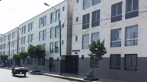 Um edifício residencial de vários andares com uma placa que diz 'RESIDENCE VIRU'.