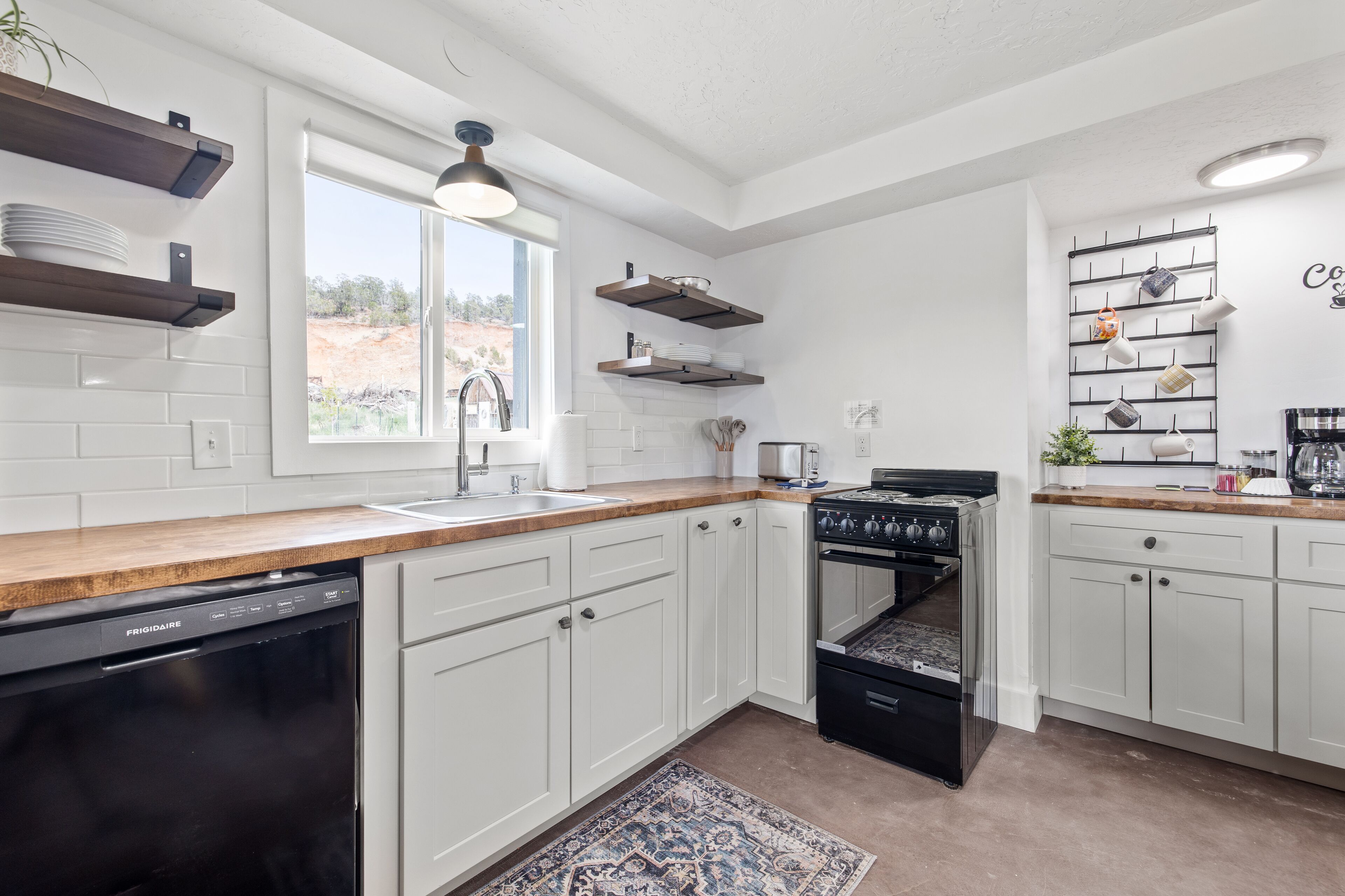 Family Friendly, Close to national parks, Frost this Home