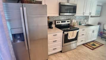 Een koelkast, een magnetron, een oven, een kookplaat