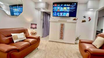 Een smart-tv en boeken