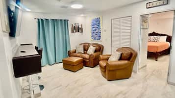 2 bedrooms, in-room safe, iron/ironing board, free WiFi