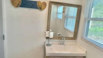 Douche, sèche-cheveux, serviettes fournies, savon