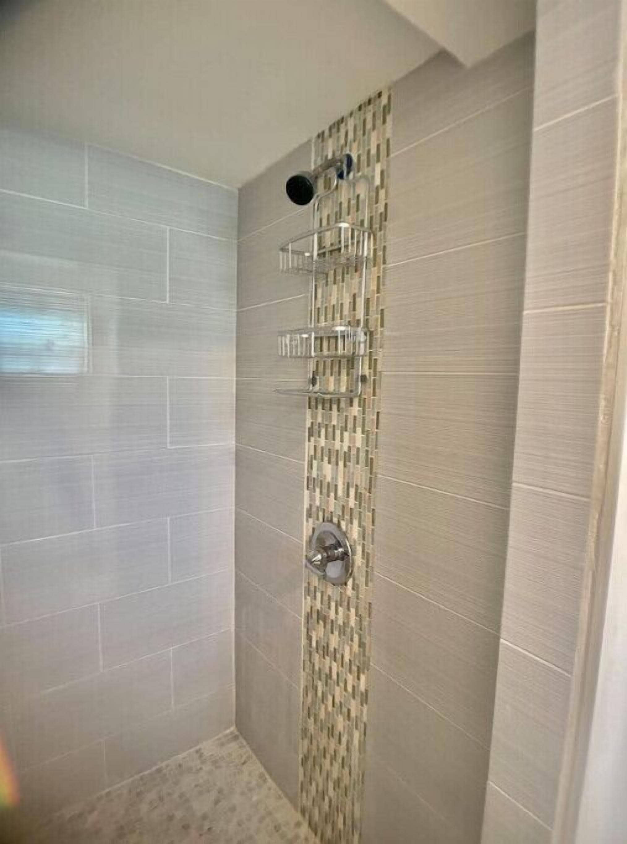 Suihku, hiustenkuivaaja, pyyhkeet, saippua