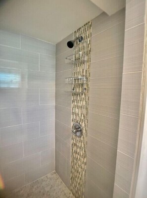 Suihku, hiustenkuivaaja, pyyhkeet, saippua