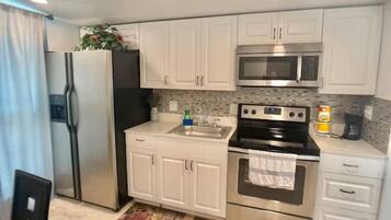 Een koelkast, een microgolfoven, een oven, een kookplaat