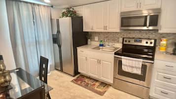 Een koelkast, een microgolfoven, een oven, een kookplaat