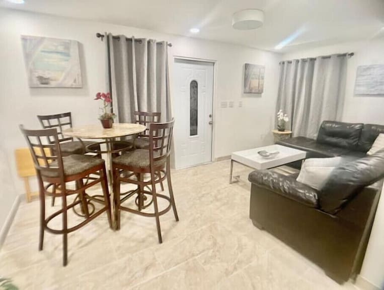 La Casita Apt ! Near Beaches! - Clearwater, FL