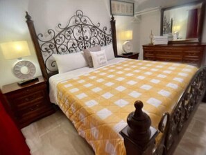 1 bedroom, in-room safe, iron/ironing board, free WiFi - Imperial Apartment! Just 5 min from the beach! (Clearwater)
