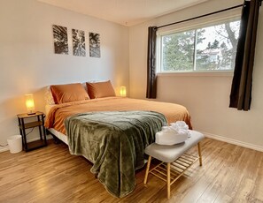 4 bedrooms, free WiFi, bed sheets - Spacious 4-BR Home near Jasper! (Hinton)