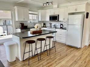 Fridge, microwave, oven, stovetop - Spacious 4-BR Home near Jasper! (Hinton)