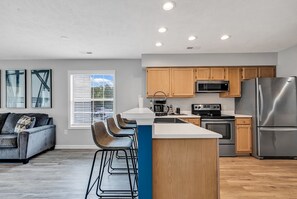 Microwave, oven, stovetop, dishwasher - River Oaks Stylish Condo w/Golf Course View, Pool & Tennis (Myrtle Beach)