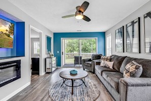 Smart TV, fireplace - River Oaks Stylish Condo w/Golf Course View, Pool & Tennis (Myrtle Beach)