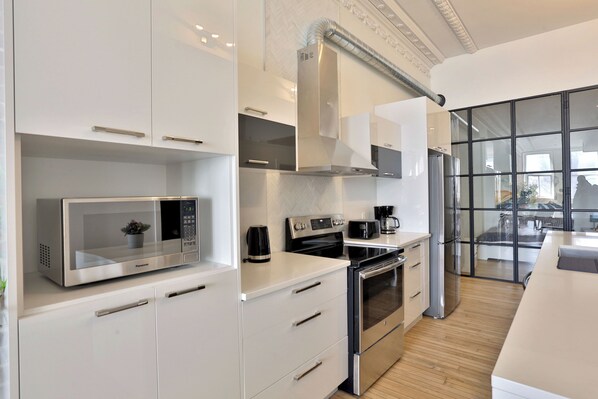Fridge, microwave, oven, stovetop