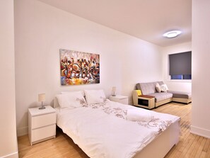 3 chambres, bureau, fer et planche à repasser, lit parapluie