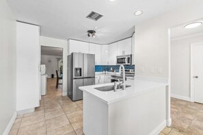 Kjøleskap, mikrobølgeovn, ovn og kokeplater