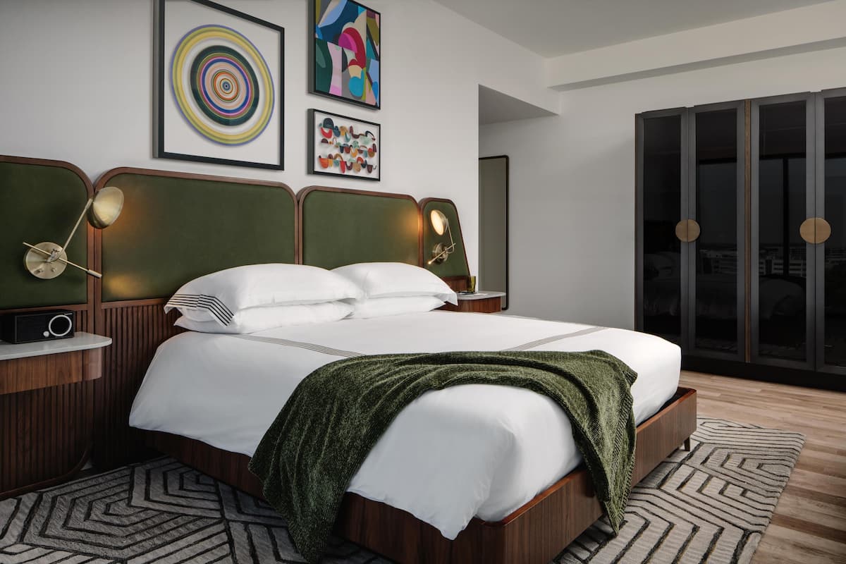 Suite studio, en coin | Literie de qualité, lit avec matelas à plateau-coussin, minibar
