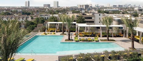 Ulkouima-allas, maksullisia cabañoita, aurinkovarjoja