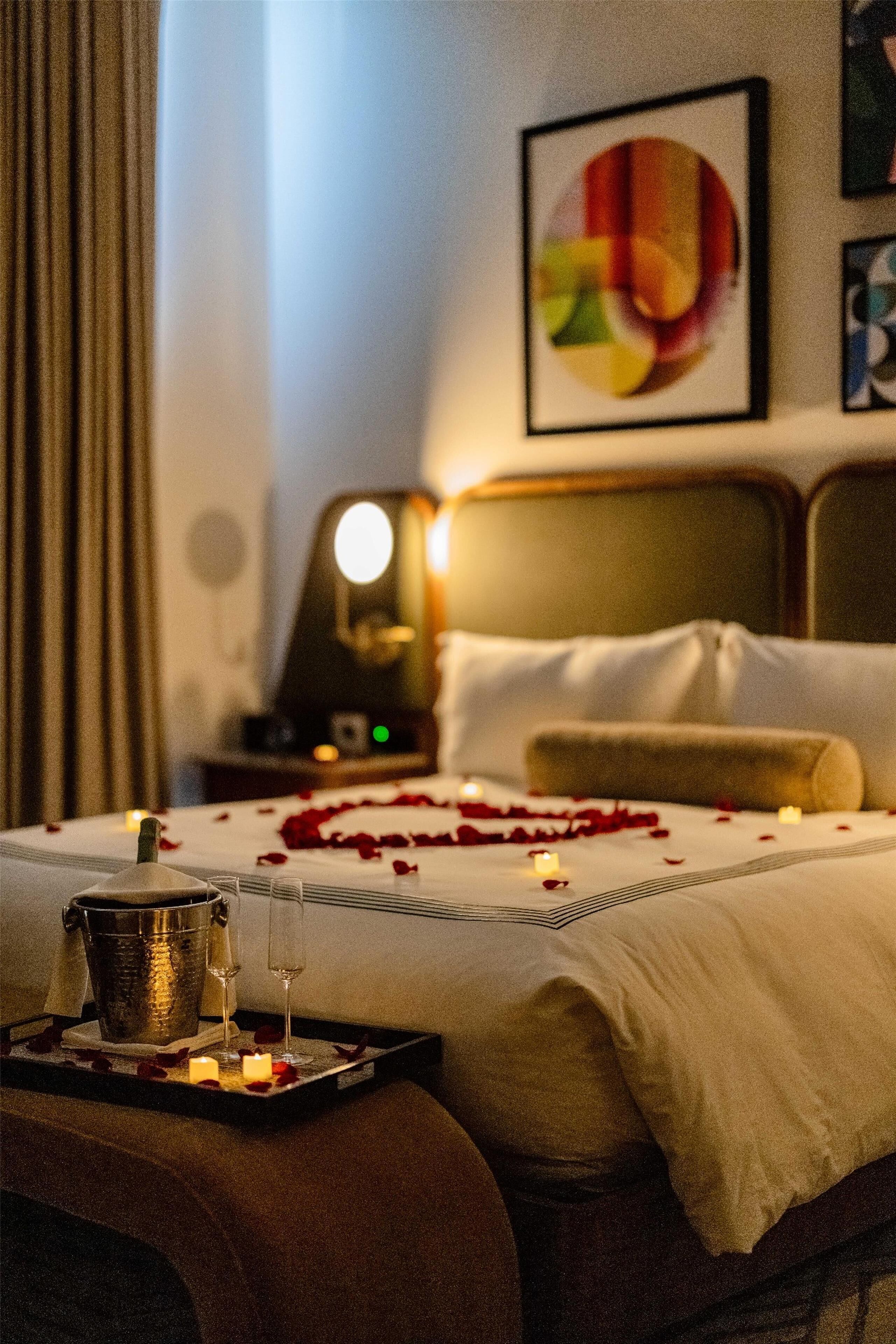 Premium bedding, pillowtop beds, minibar, in-room safe