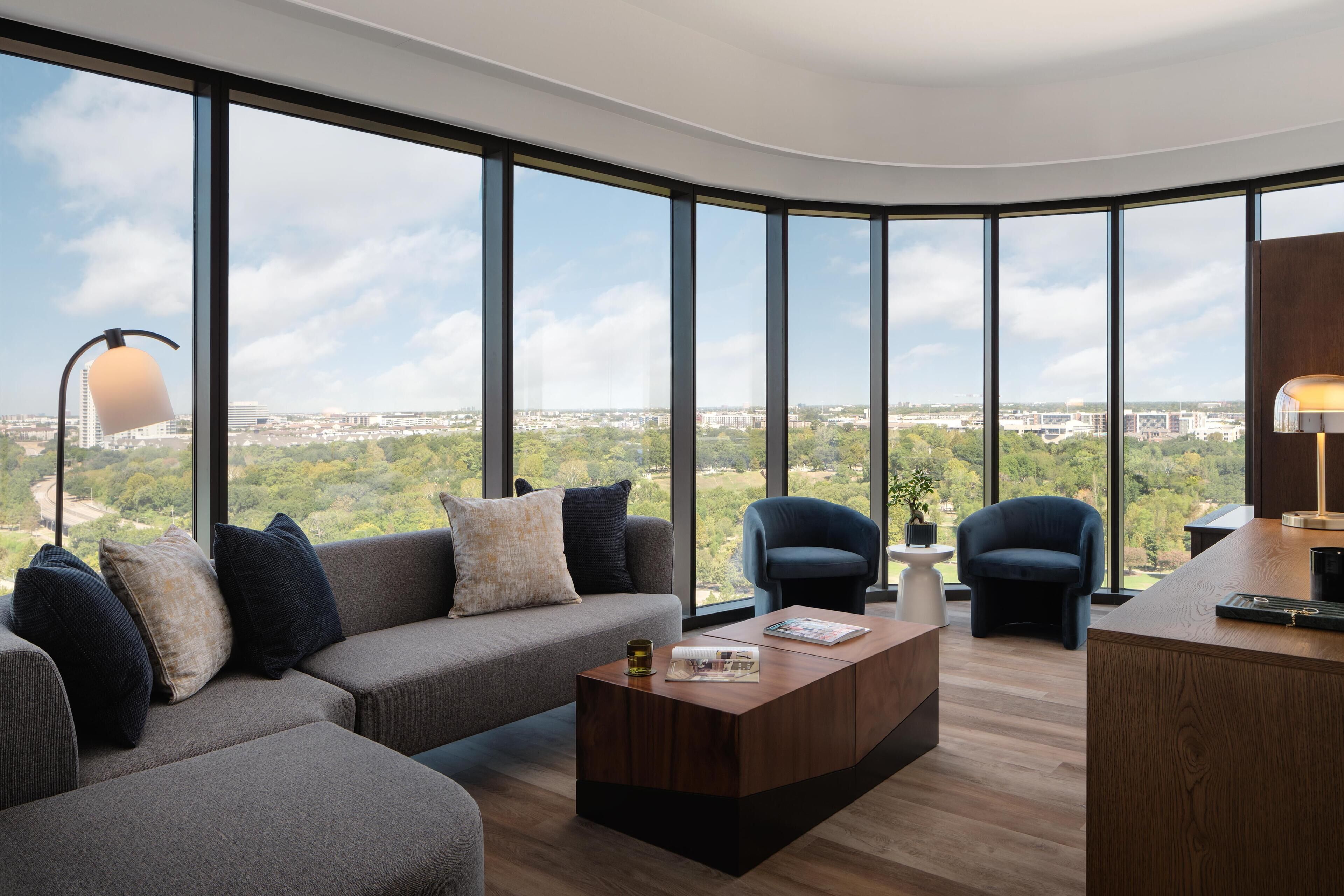 Room (Thompson) | Premium bedding, pillowtop beds, minibar, in-room safe