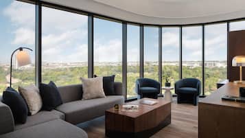 Room (Thompson) | Premium bedding, pillowtop beds, minibar, in-room safe
