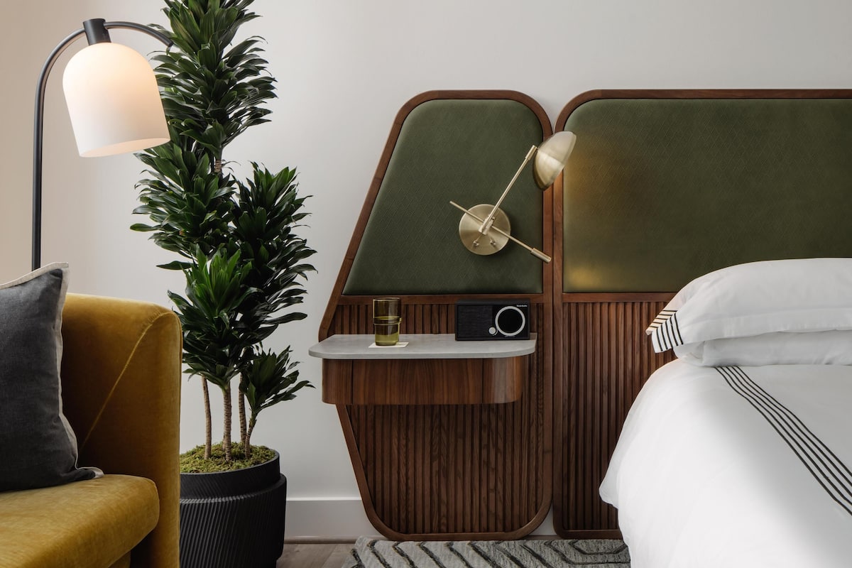 Literie de qualité, lit avec matelas à plateau-coussin, minibar