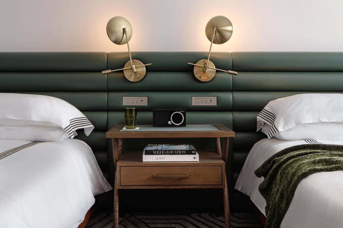 Literie de qualité, lit avec matelas à plateau-coussin, minibar
