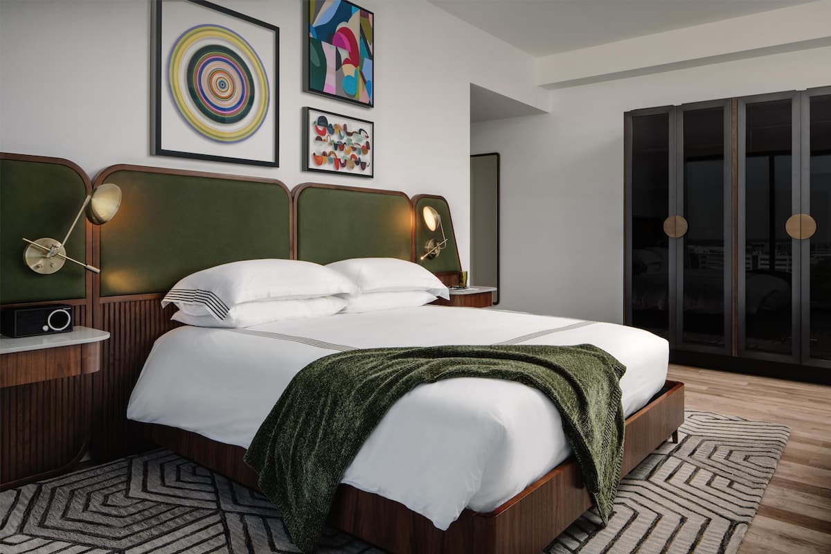 Studio Suite, Corner
